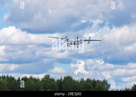 Das Flugzeug auf dem Feld für Fallschirmspringer. Hochwertiges Foto Stockfoto