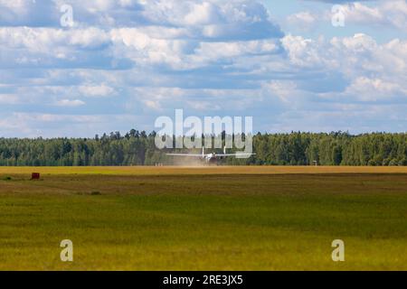 Das Flugzeug auf dem Feld für Fallschirmspringer. Hochwertiges Foto Stockfoto