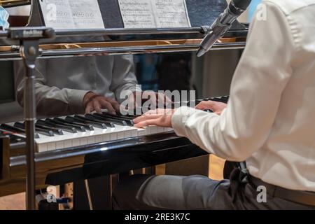 19.03.2021 Koblenz Deutschland - männliche Hand spielt auf schimmel Klavier bei Party Event Dinner Nahaufnahme kleine Tiefenschärfe. Stockfoto