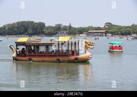 Touristen besuchen den Beihai Park mit dem Boot in Peking, China, 23. Juli 2023. Stockfoto