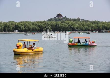 Touristen besuchen den Beihai Park mit dem Boot in Peking, China, 23. Juli 2023. Stockfoto