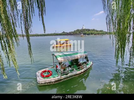 Touristen besuchen den Beihai Park mit dem Boot in Peking, China, 23. Juli 2023. Stockfoto