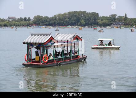 Touristen besuchen den Beihai Park mit dem Boot in Peking, China, 23. Juli 2023. Stockfoto
