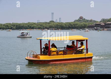 Touristen besuchen den Beihai Park mit dem Boot in Peking, China, 23. Juli 2023. Stockfoto