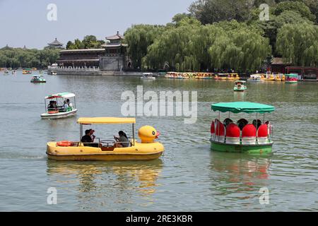 Touristen besuchen den Beihai Park mit dem Boot in Peking, China, 23. Juli 2023. Stockfoto