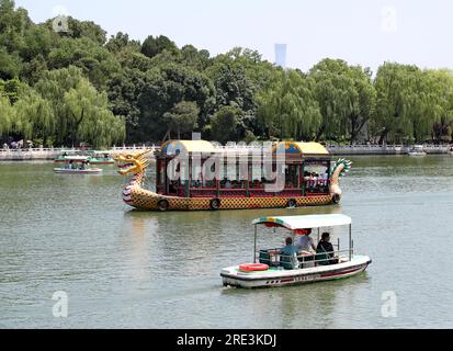 Touristen besuchen den Beihai Park mit dem Boot in Peking, China, 23. Juli 2023. Stockfoto