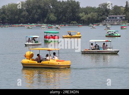 Touristen besuchen den Beihai Park mit dem Boot in Peking, China, 23. Juli 2023. Stockfoto