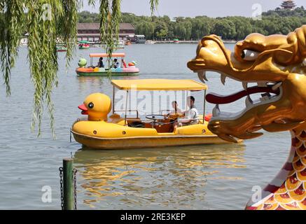 Touristen besuchen den Beihai Park mit dem Boot in Peking, China, 23. Juli 2023. Stockfoto