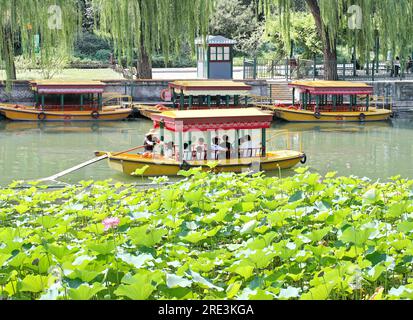 Touristen besuchen den Beihai Park mit dem Boot in Peking, China, 23. Juli 2023. Stockfoto