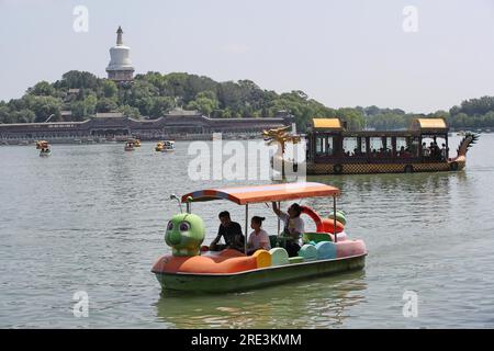 Touristen besuchen den Beihai Park mit dem Boot in Peking, China, 23. Juli 2023. Stockfoto