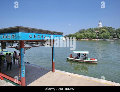Touristen besuchen den Beihai Park mit dem Boot in Peking, China, 23. Juli 2023. Stockfoto
