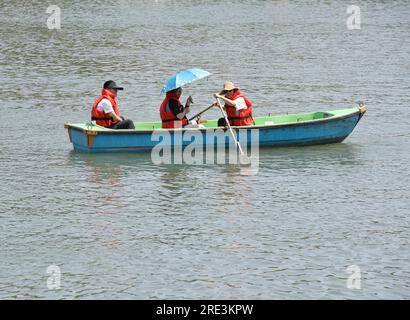 Touristen besuchen den Beihai Park mit dem Boot in Peking, China, 23. Juli 2023. Stockfoto
