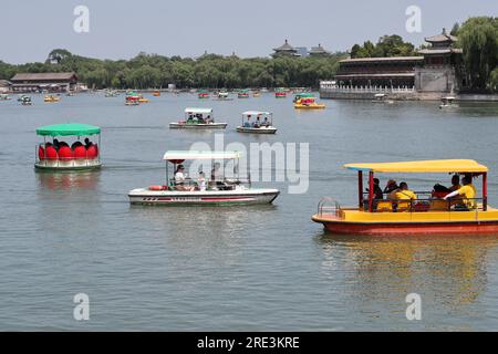 Touristen besuchen den Beihai Park mit dem Boot in Peking, China, 23. Juli 2023. Stockfoto
