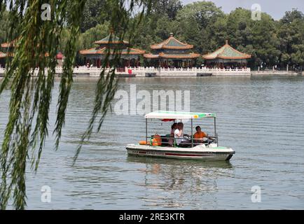 Touristen besuchen den Beihai Park mit dem Boot in Peking, China, 23. Juli 2023. Stockfoto