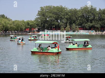 Touristen besuchen den Beihai Park mit dem Boot in Peking, China, 23. Juli 2023. Stockfoto