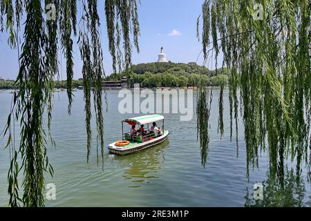 Touristen besuchen den Beihai Park mit dem Boot in Peking, China, 23. Juli 2023. Stockfoto