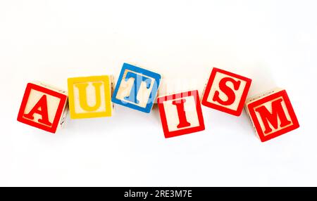 Autismus in Bausteinen für Kinder auf weißem Hintergrund. Stockfoto