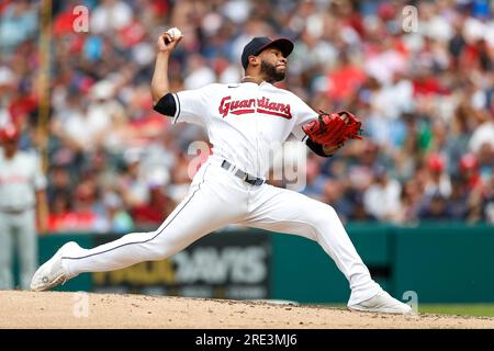 Cleveland Guardians, der den Pitcher startet Xzavion Curry (44) wirft während eines regulären MLB-Saisonspiels zwischen Philadelphia Phillies und Cle auf den Teller Stockfoto