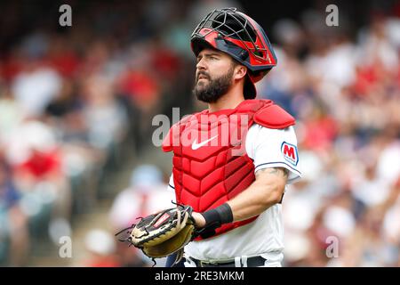 Cleveland Guardians Catcher Cam Gallagher (35) sieht sich während eines regulären MLB-Saisonspiels zwischen den Philadelphia Phillies und Cleveland Guardians, Su, an Stockfoto