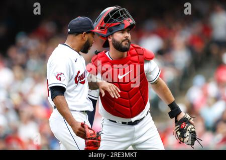 Cleveland Guardians Catcher Cam Gallagher (35) gratuliert dem Pitcher Xzavion Curry (44) nach dem dritten Inning während einer regulären Saison der MLB Stockfoto