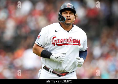 Cleveland Guardians erster Baseman Josh Naylor (22) joggt während eines regulären MLB-Saisonspiels zwischen Philadelphia Phillies und Cleveland vom Feld Stockfoto