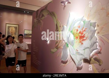 Besucher besuchen am 23. Juli 2023 im Suzhou Museum West in der Stadt Suzhou, der Provinz Jiangsu im Osten Chinas, eine Kunstausstellung mit Stickerei in Suzhou. Stockfoto