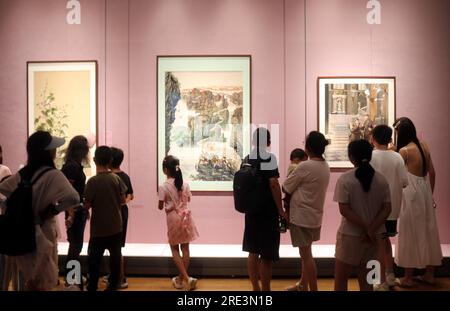 Besucher besuchen am 23. Juli 2023 im Suzhou Museum West in der Stadt Suzhou, der Provinz Jiangsu im Osten Chinas, eine Kunstausstellung mit Stickerei in Suzhou. Stockfoto