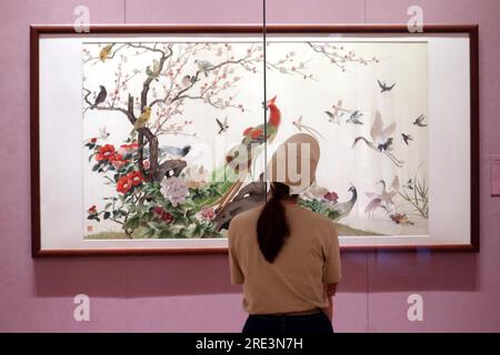 Besucher besuchen am 23. Juli 2023 im Suzhou Museum West in der Stadt Suzhou, der Provinz Jiangsu im Osten Chinas, eine Kunstausstellung mit Stickerei in Suzhou. Stockfoto