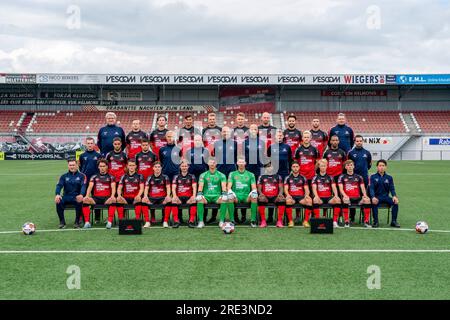 HELMOND, NIEDERLANDE - JULI 24: Bovenste rij:, Charles Rudolf (verzorger), Bryan van Hove, Mees Kreekels, David Mistrafovic, Flor van den Eynden, Pius Kratschmer, Elmo Lieftink, Bram van Vlerken, Peter van Ooijen, John Koolen (Teammanager), Middelste rij:, Erik Borsboom (fysiotherapeut), Lucas Vankerkhoven, Gabriel Culhaci, Wim Ribbens (Keepersiiner/Teammanager), Adrie Bogers (Assistent-Trainer), Bob Peeters (Huftrainer), Tim Bakens (Assistent-Trainer), Ronald Hikspoor (Assistent-Trainer), Hakon Lorentzen, Michael Chacon, Roy Sprengers (fysiotherapeut), Onderste rij:, Bryan van de Meulenho Stockfoto