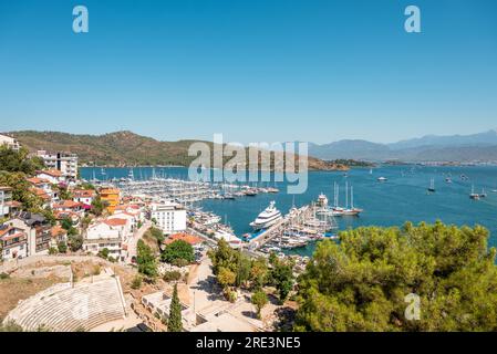 Blick von oben auf den Yachthafen in Fethiye, Türkiye an einem sonnigen Tag Stockfoto