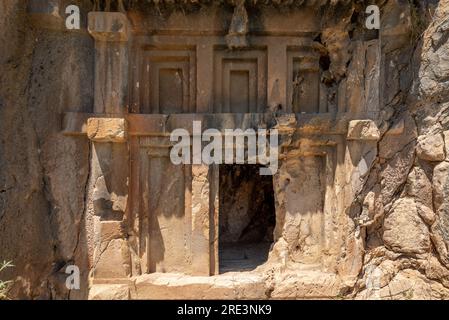 Die Ruinen des Amphitheaters und antiken Felsengräber in der antiken Stadt Myra in Demre, Türkei Stockfoto