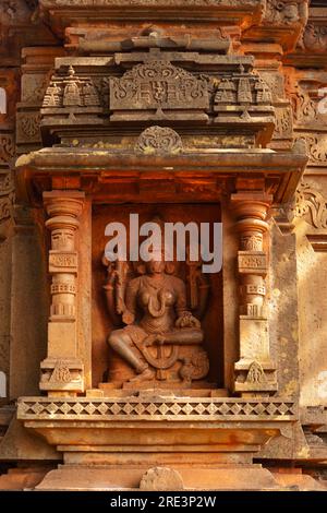 Skulptur der Göttin Lakshmi auf dem antiken Tempel Shri Kamaleshwara, erbaut während der Herrschaft von Wikramaditya II. Der Kalyana Chalukya Dynastie, Jalasanga Stockfoto