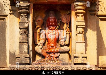 Schnitzerei Skulptur von Lord Narsimha auf dem Shri Kamalaeshwara-Tempel, Jalasangvi, Bidar, Karnataka, Indien Stockfoto