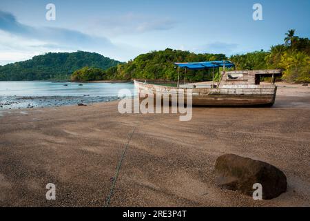Fischerboot am Strand bei Ebbe auf Coiba Island, Pazifikküste, Provinz Veraguas, Republik Panama, Mittelamerika. Stockfoto