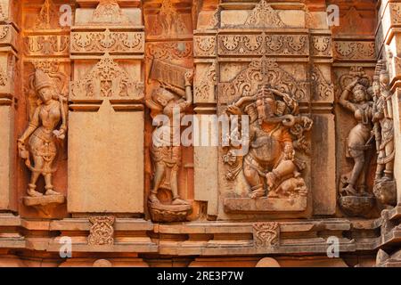 Skulptur von Lord Ganesha und Frauen auf dem Shri Kamalaeshwara-Tempel, Jalasangvi, Bidar, Karnataka, Indien Stockfoto