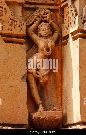 Schnitzerei Skulptur von Nagkanya auf dem Shri Kamalaeshwara Tempel, Jalasangvi, Bidar, Karnataka, Indien Stockfoto