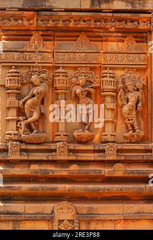 Skulptur von Frauen und Lord Vishnu auf dem Shri Kamalaeshwara-Tempel, Jalasangvi, Bidar, Karnataka, Indien Stockfoto