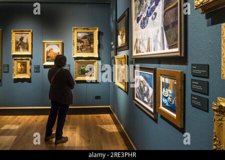 Besucher, die Gemälde in einer der Galerien der Stirling Smith Art Gallery und des Museum bewundern. Stockfoto