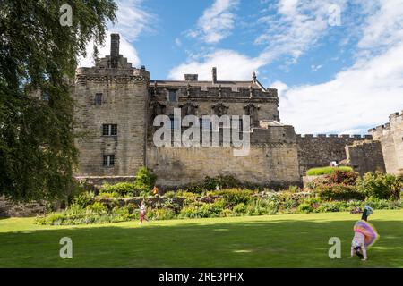 Der Queen Anne Garden am Stirling Castle stammt aus den 1400s Jahren. Die Gärten wurden Anfang C 17 in ein Bowling Green verwandelt. Stockfoto