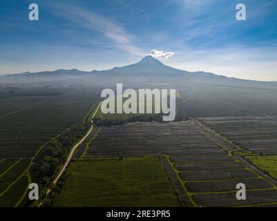 Der Stratovulkan Matutum überblickt die Stadt General Santos im Süden von Mindanao, Philippinen. Reisekonzept. Stockfoto