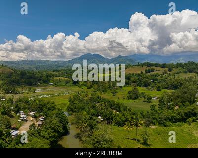 Blick von oben auf Berge mit grünen Wäldern und landwirtschaftliche Flächen mit Bauernplantagen. Mindanao, Philippinen Stockfoto