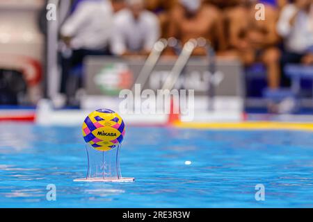 Fukuoka, Japan. 25. Juli 2023. FUKUOKA, JAPAN - 25. JULI: matchball während der World Aquatics Championships 2023 Männer Waterpolo Quarterfinal zwischen Italien und Serbien am 25. Juli 2023 in Fukuoka, Japan (Foto: Albert Ten Hove/Orange Pictures). Guthaben: Orange Pics BV/Alamy Live News Stockfoto