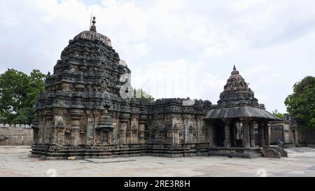 INDIEN, KARNATAKA, GADAG, Juni 2023, Sri Someswara Tempel, Lakshmeshwar, voller Blick auf den Tempel Stockfoto