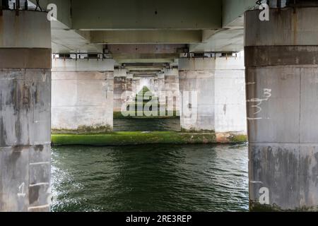 Schwingende Sicht unter der Tay Road Bridge. Von Dundee aus Richtung Fife. Stockfoto