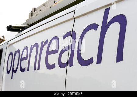 Logo an der Seite eines Openreach-Lieferwagens. Stockfoto