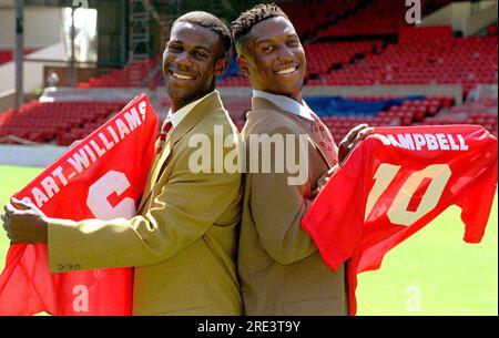 Dateifoto vom 30.-06-1995 von Nottingham Forest's neuen Signings Chris Bart-Williams (links) und Kevin Campbell. Der ehemalige Mittelfeldspieler aus Sheffield Wednesday und Nottingham Forest Chris Bart-Williams ist im Alter von 49 Jahren gestorben. Ausgabedatum: Dienstag, 25. Juli 2023. Stockfoto