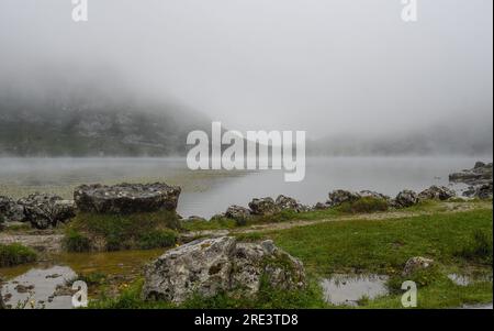 Der Enol-See zwischen dem Nebel in den Seen von Covadonga Stockfoto