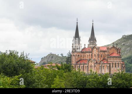 Basilika Santa Maria de la Real in Covadonga zwischen dem Wald Stockfoto