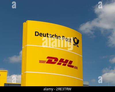 Deutsche Post- und DHL-Logo-Schild auf gelbem Hintergrund. Das deutsche Logistik- und Transportunternehmen ist ein großer Arbeitgeber in der Region. Stockfoto