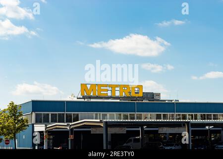 Metro-Logo auf dem blauen Großhandelsgebäude. Das deutsche Unternehmen bietet Bargeld- und Transportdienstleistungen für Geschäftskunden an. Stockfoto